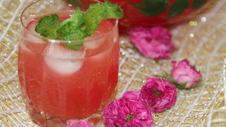 Рецепт легкого освежающего лимонада из чайной розы и мяты