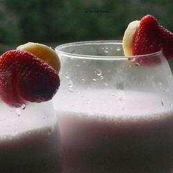 Рецепт Бананова-клубничного молочный коктейль