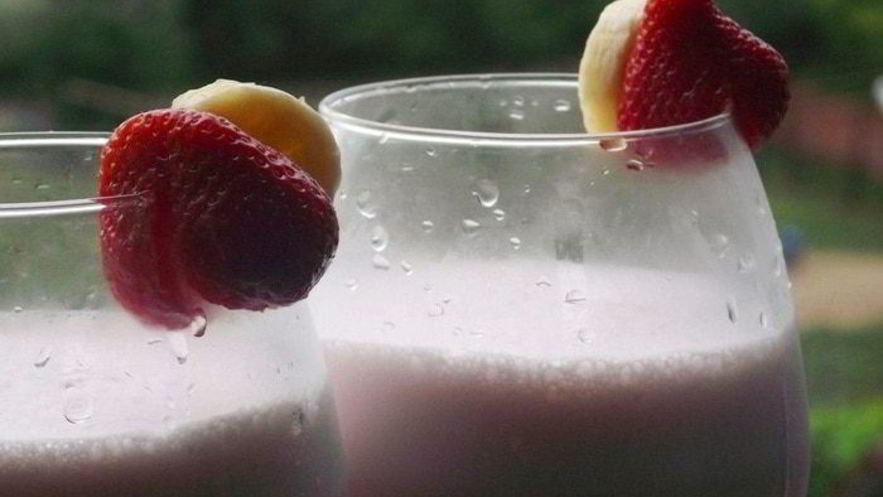 Рецепт бананова-клубничного молочный коктейль