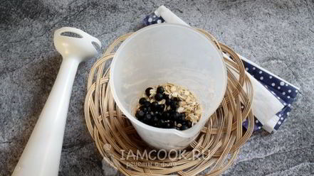 Рецепт кисломолочного коктейля с черникой и овсяными хлопьями