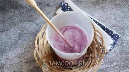Рецепт кисломолочного коктейля с черникой и овсяными хлопьями