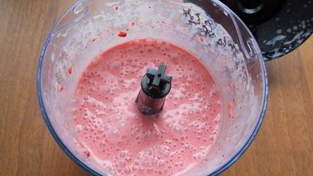 Рецепт молочно-клубничного коктейль в шейкере