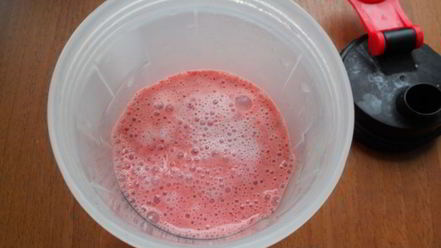 Рецепт молочно-клубничного коктейль в шейкере