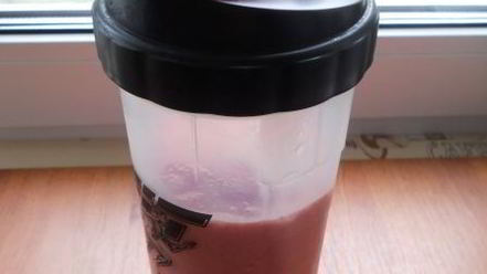 Рецепт молочно-клубничного коктейль в шейкере