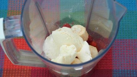 Рецепт молочного клубнично-банановый коктейль