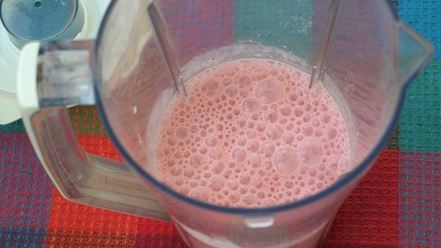 Рецепт молочного клубнично-банановый коктейль