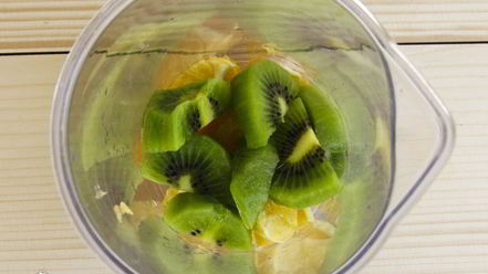 Рецепт молочного коктейля с апельсином, киви и клубникой