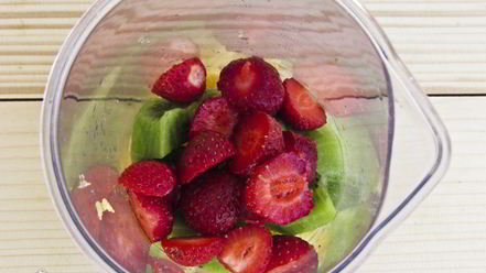 Рецепт молочного коктейля с апельсином, киви и клубникой