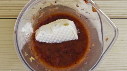 Рецепт молочного коктейля с апельсином, киви и клубникой