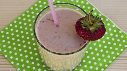 Рецепт молочного коктейля с апельсином, киви и клубникой