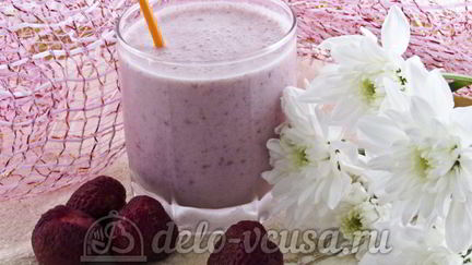 Рецепт Молочного коктейля с клубникой, бананом и мороженым