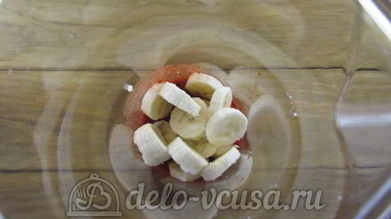 Рецепт молочного коктейля с клубникой, бананом и мороженым