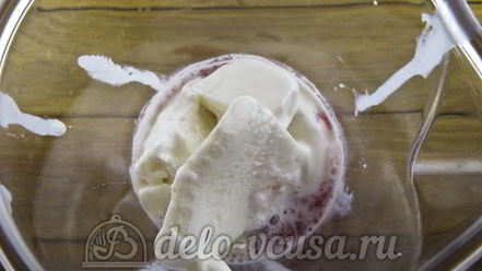 Рецепт молочного коктейля с клубникой, бананом и мороженым