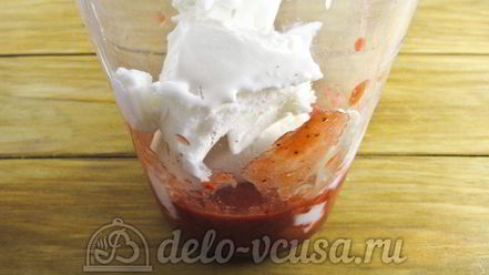 Рецепт молочного коктейля с клубникой и мороженым