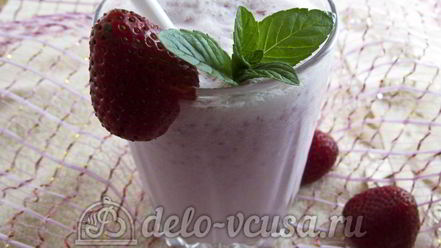 Рецепт молочного коктейля с клубникой и мороженым
