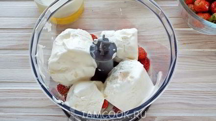 Рецепт молочного коктейля с мороженым и клубникой