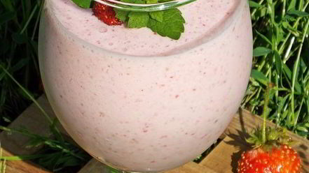Рецепт молочного коктейля с мороженым и клубникой