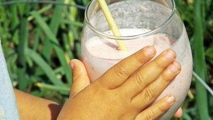 Рецепт молочного коктейля с мороженым и клубникой