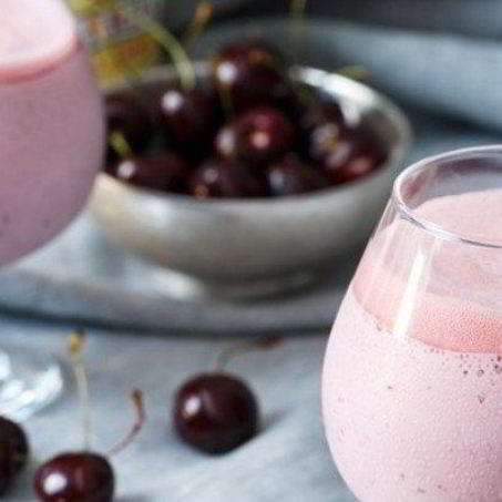 Рецепт Молочного коктейля с мороженым и вишней