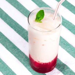 Рецепт Молочного коктейля с ягодным сиропом