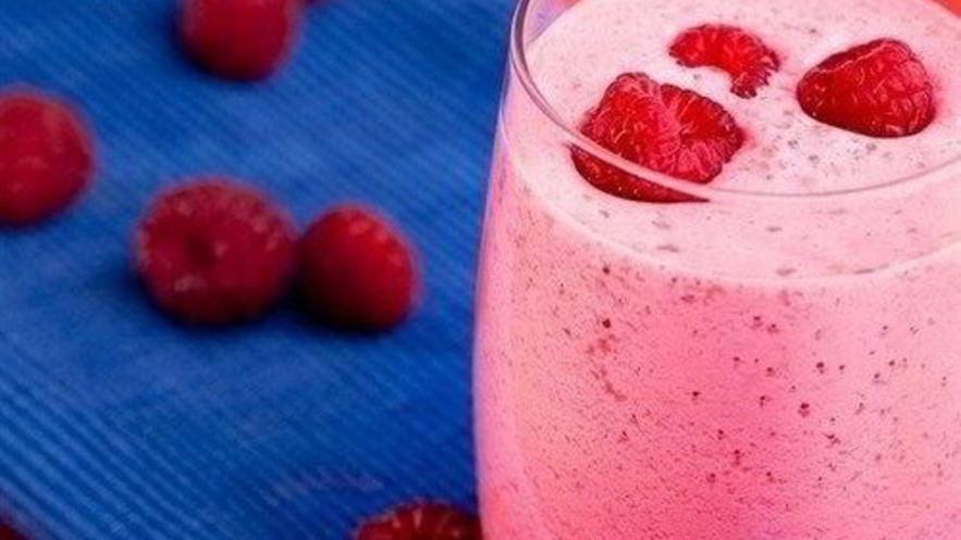 Рецепт освежающего молочного коктейля с малиной