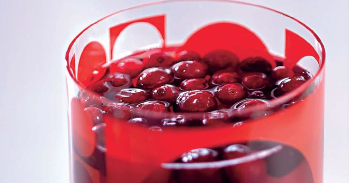 Клюква американская крупноплодная. Брусника фото. Клюква и брусника. Клюква крепит. Брусника на белом фоне.