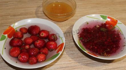 Рецепт морса из замороженных ягод клубники и красной смородины