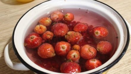 Рецепт морса из замороженных ягод клубники и красной смородины