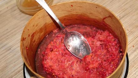 Рецепт морса из замороженных ягод клубники и красной смородины