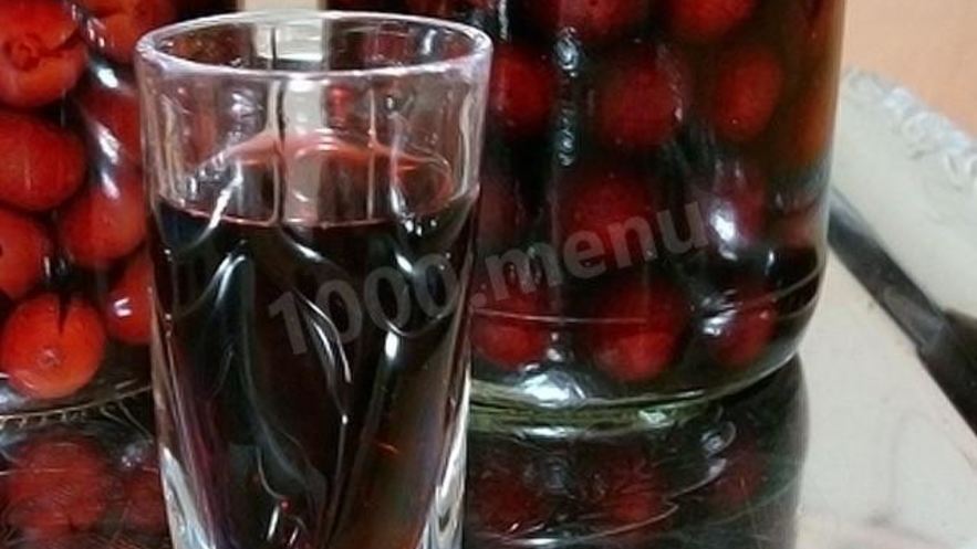 Рецепт домашней вишневой наливки с косточками из вишни