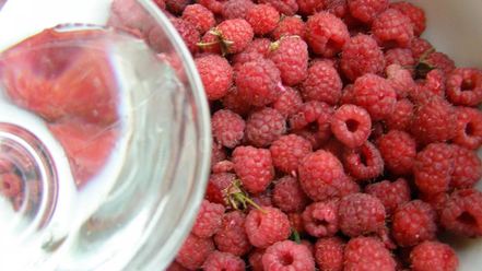 Рецепт малиновой наливки из малины