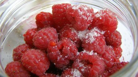 Рецепт малиновой наливки из малины