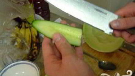 Рецепт напитка для взрослых с медовой дыней и огурцом