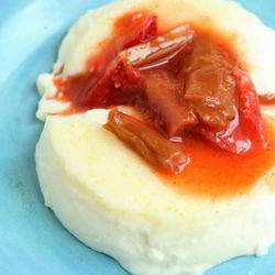 Рецепт Панны Котта с клубникой и сиропом из ревеня