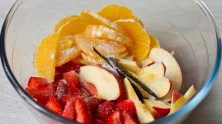 Рецепт розовой сангрии с клубникой и ванилью