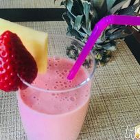 Клубнично-ананасовый смузи