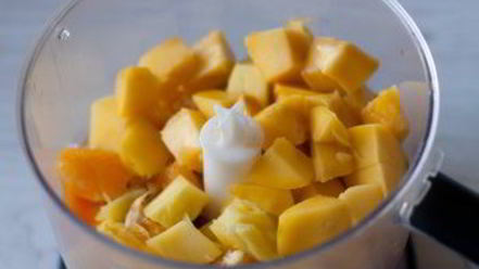 Рецепт смузей из клубники, манго и апельсина