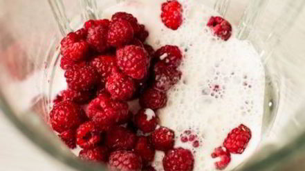 Рецепт смузей из малины и манго