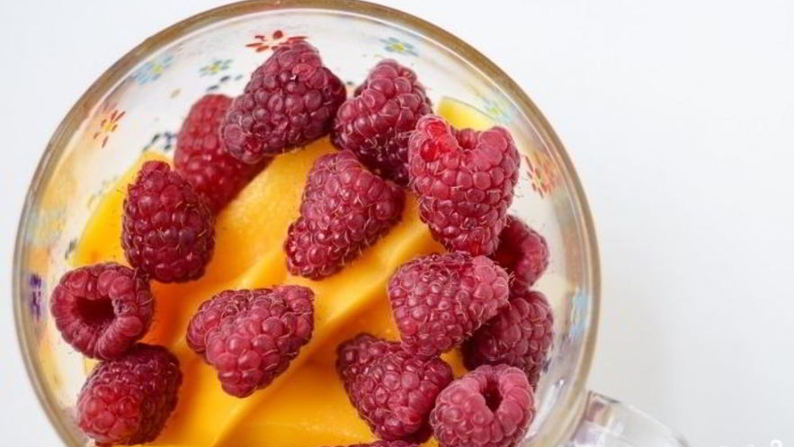 Рецепт смузей из манго и ягод