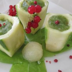 Рецепт Смузей из огурца и дыни в огуречных стаканчиках