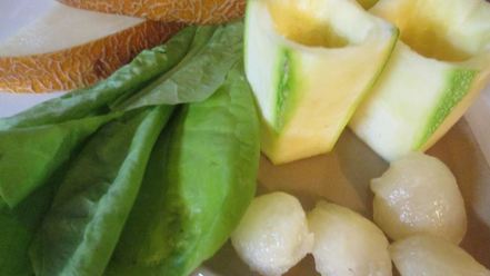 Рецепт смузей из огурца и дыни в огуречных стаканчиках