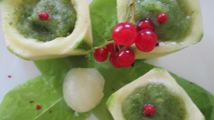 Рецепт смузей из огурца и дыни в огуречных стаканчиках