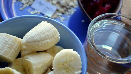 Рецепт смузей с бананом и малиной