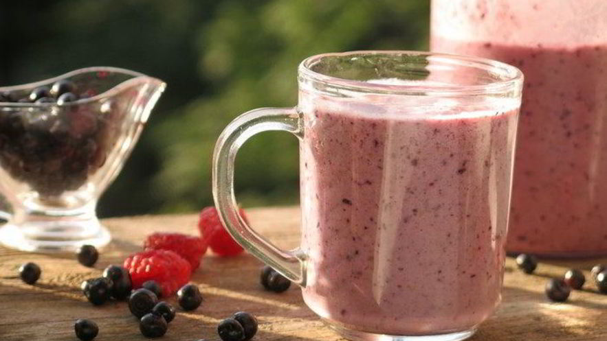 Рецепт смузей с ягодами и кислым молоком