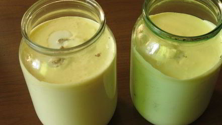 Рецепт смузей с ягодами и кислым молоком