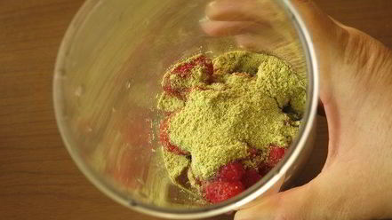 Рецепт смузей с ягодами и кислым молоком