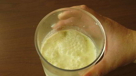 Рецепт смузей с ягодами и кислым молоком