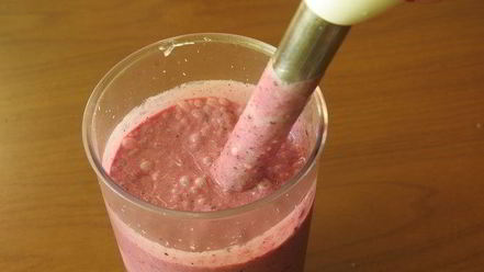 Рецепт смузей с ягодами и кислым молоком