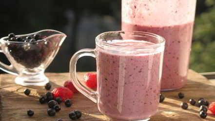 Рецепт смузей с ягодами и кислым молоком