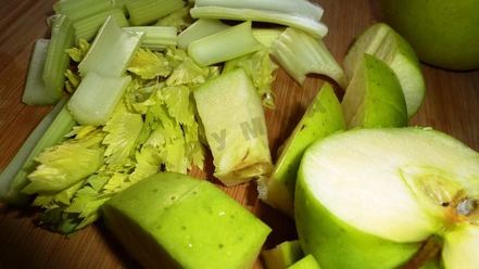 Рецепт свежевыжатого сока из сельдерея и яблок